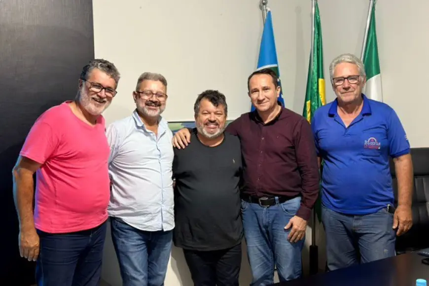 Prefeito Xixi recebe Carlos Bernardo no Gabinete da Prefeitura de Paraíso das Águas