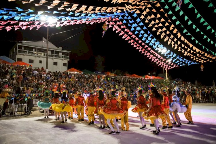 Centenas de pessoas lotam praça da cultura na primeira noite do ‘Arraiá Pauxis’ em Óbidos