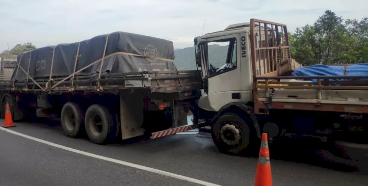 Acidente entre três caminhões interdita a serra da Anchieta, em Cubatão, SP