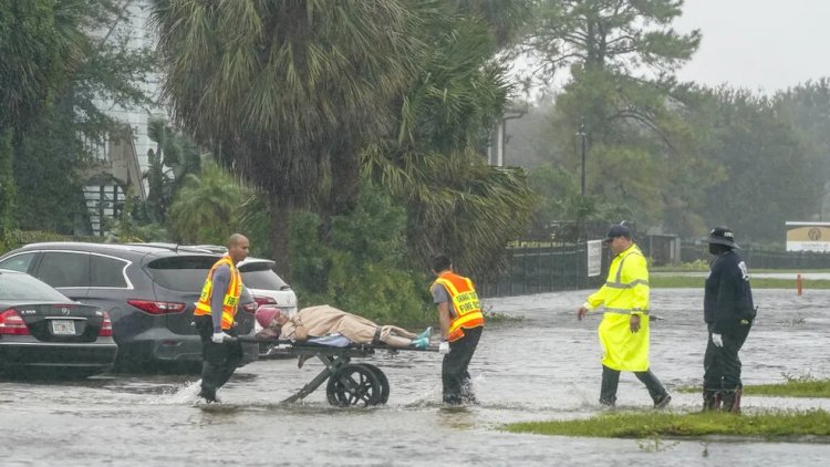 Furacão Ian deixou 2 mortos na Flórida, diz governador; moradores buscam desaparecidos