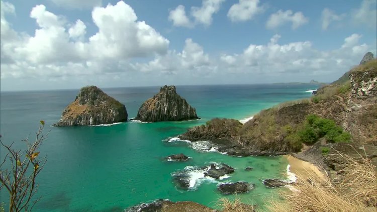 Turistas não conseguem deixar Fernando de Noronha há dias após restrição de pousos; entenda a situação