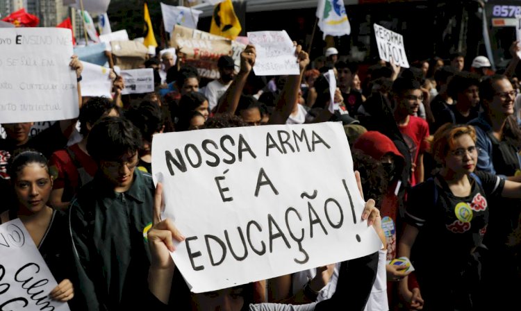 Governo suspende cronograma de implementação do Novo Ensino Médio