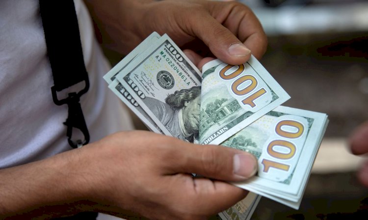 Dólar cai para R$ 4,72 após elevação de nota de crédito do Brasil