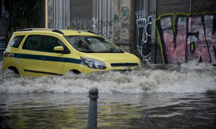 Temporal provoca alagamentos e quedas de árvores no Rio