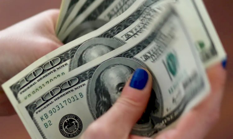 Dólar fecha a R$ 5,67 e atinge menor valor em cinco meses
