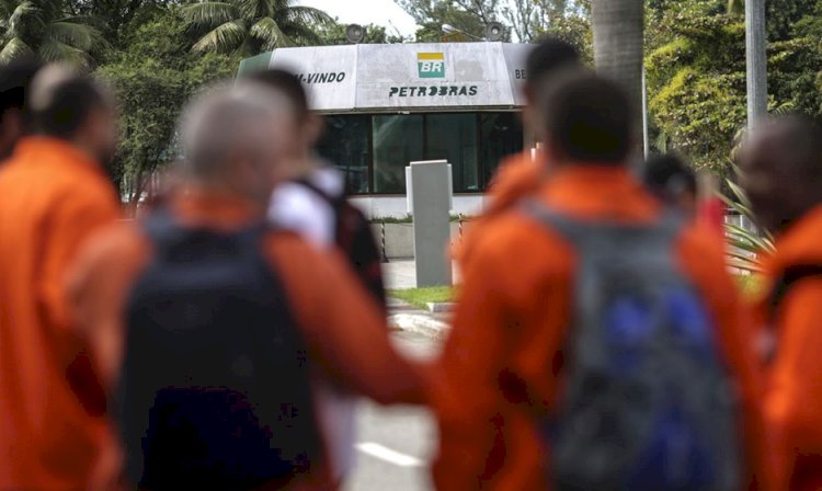 Petroleiros param por 24 horas contra mudanças no teletrabalho e PLR