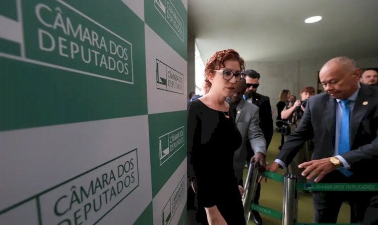 Moraes abre inquérito para investigar Zambelli por coação e obstrução