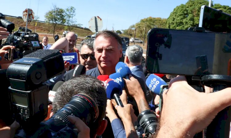 PF cumpre mandados na casa de Jair Bolsonaro, que usará tornozeleira