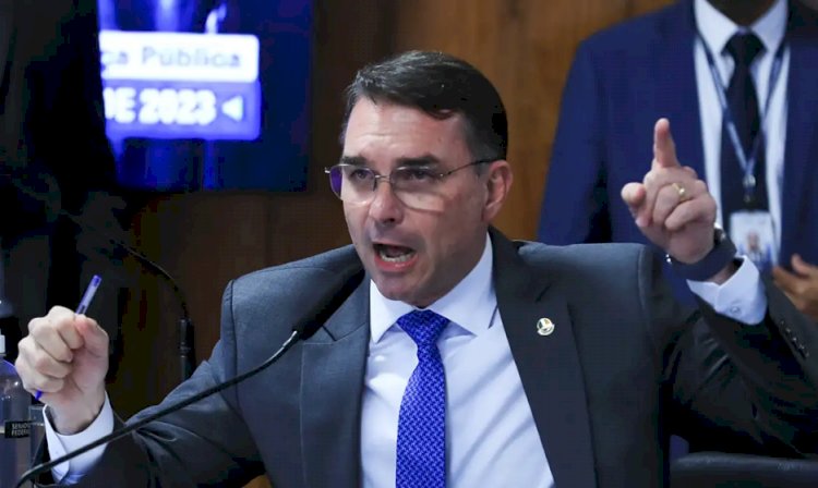 Flávio Bolsonaro desembarca na Europa durante operação na casa do pai